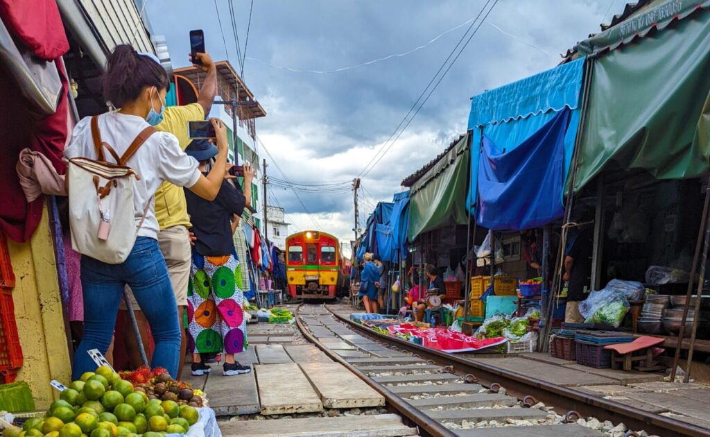 バンコク旅行で行きたい！電車が横を通り抜ける市場！真横を列車が突き抜ける衝撃体験！
